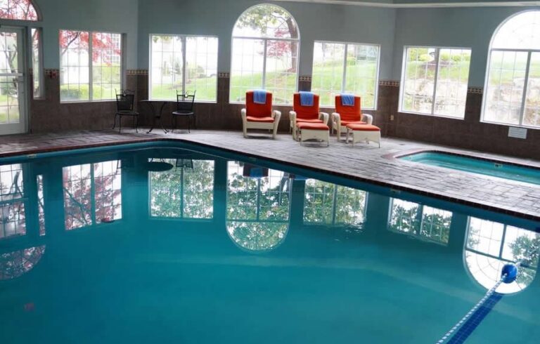IndoorPool-HotelGrandVictorian-BransonMissouri