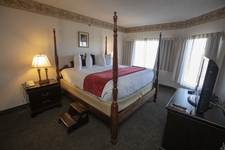 Deluxekingroom2 Hotelgrandvictorian Bransonmissouri