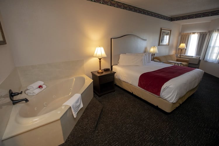 Kingwhirlpoolroom Hotelgrandvictorian Bransonmissouri