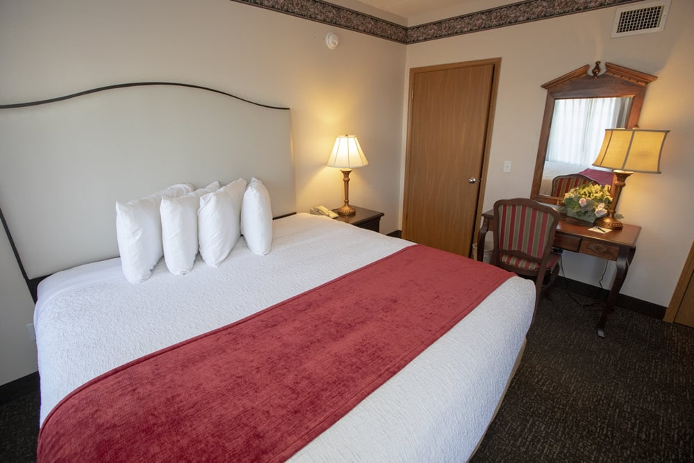 VictorianSuite3-HotelGrandVictorian-BransonMissouri.jpg